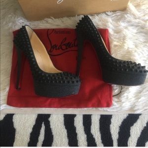 I’m selling these gorgeous spike pumps ! 💋💋